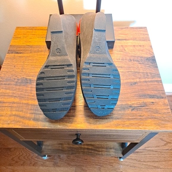 Black And Red Wedge Shoes With Ankle Buckle Closures - Picture 4 of 5